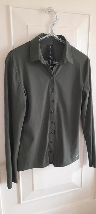 Nieuwe travelstof blouse Jane Lushka armygreen S, Kleding | Dames, Blouses en Tunieken, Nieuw, Maat 36 (S), Groen, Verzenden