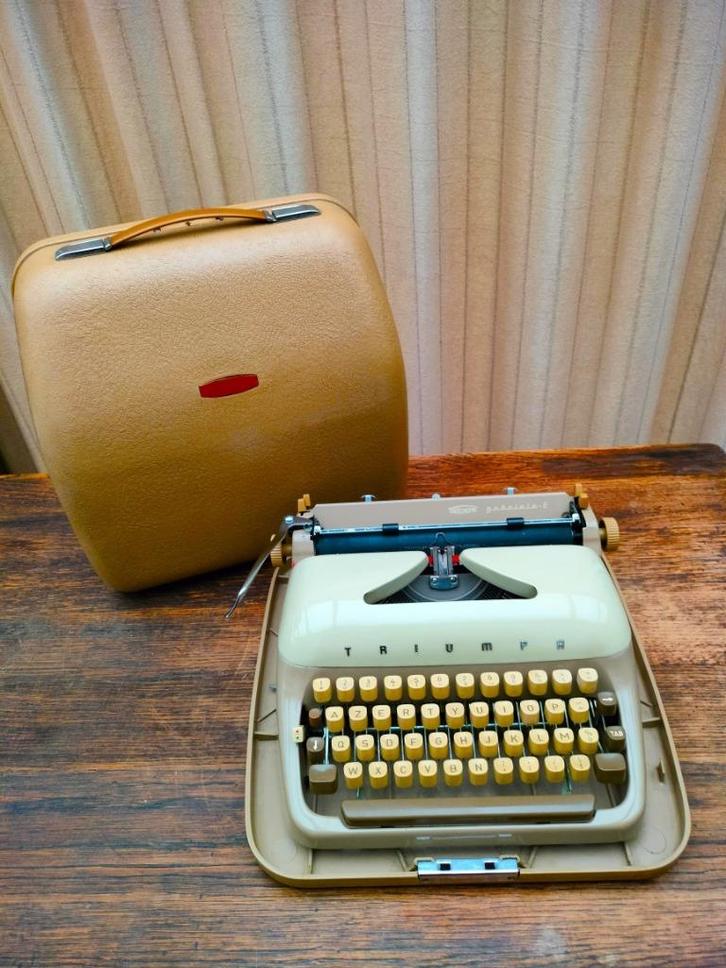 Typemachine Triumph Gabriele -E. 1962. AZERTY. Germany., Diversen, Typemachines, Gebruikt, Ophalen of Verzenden