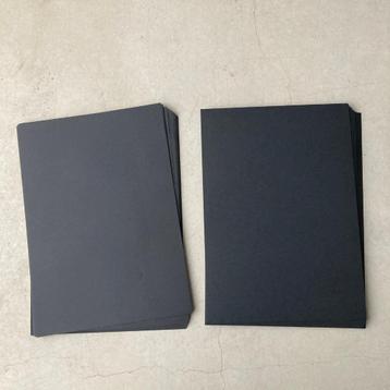 Zwart A4 papier in twee diktes, 65 vellen beschikbaar voor biedingen