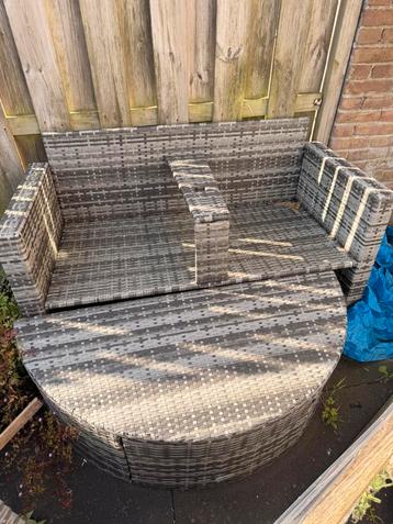 Mini loungebank beschikbaar voor biedingen