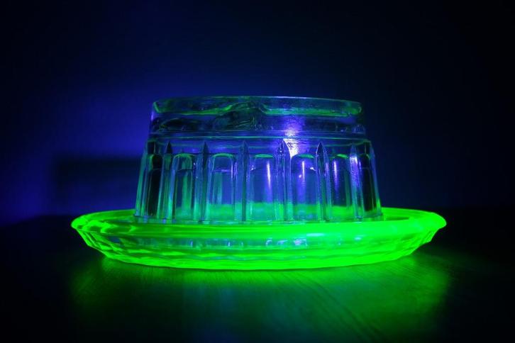 Leerdam uraniumglas puddingvorm Bruintje de Beer, Antiek en Kunst, Antiek | Glas en Kristal, Ophalen of Verzenden