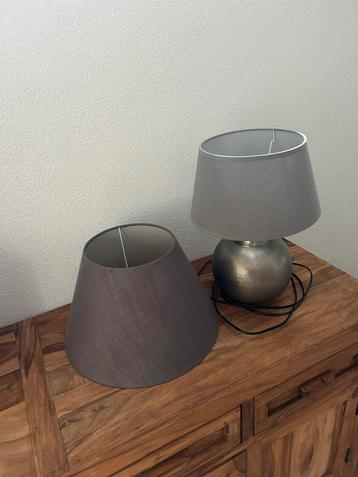 Lamp met 2 lampenkappen beschikbaar voor biedingen