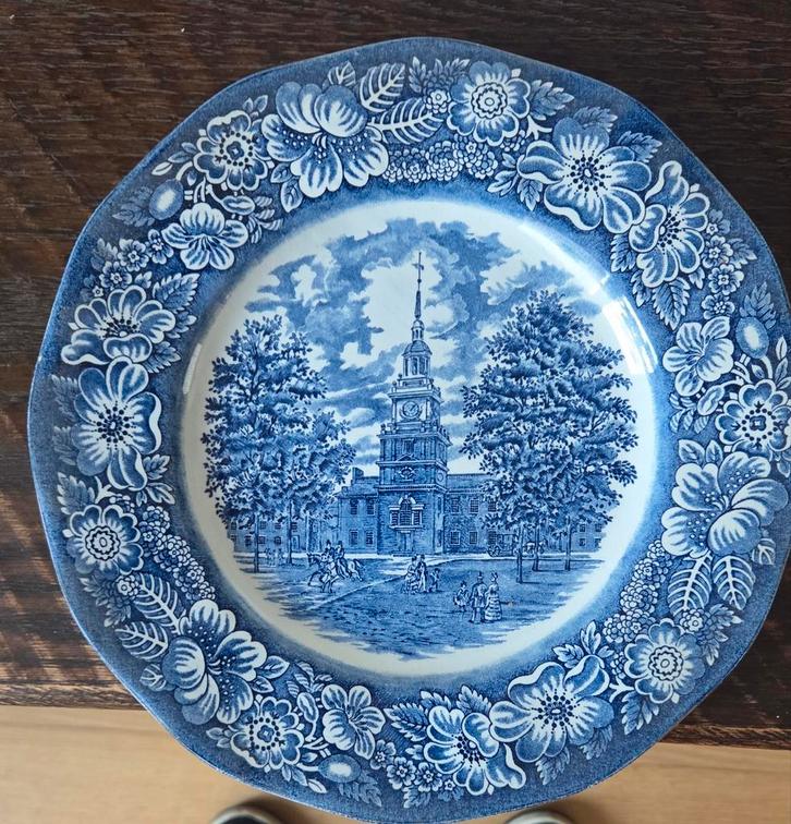 Liberty Blue Independence Hall Bord, Antiek en Kunst, Antiek | Schalen, Ophalen
