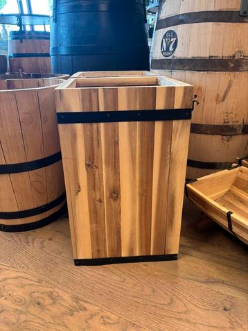Hoge houten bloembak  beschikbaar voor biedingen