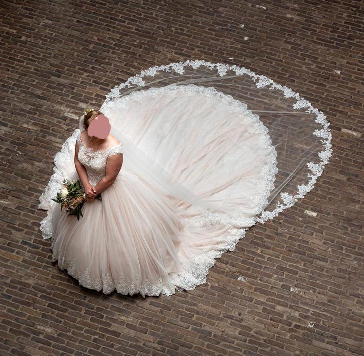 A-lijn trouwjurk met lange sleep en kant, Kleding | Dames, Trouwkleding en Trouwaccessoires, Zo goed als nieuw, Trouwjurk, Wit