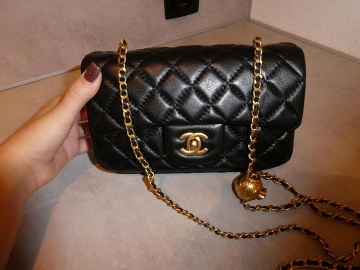 Zwart met goud CH flipbag, Sieraden, Tassen en Uiterlijk, Tassen | Damestassen, Zo goed als nieuw, Schoudertasje, Zwart, Ophalen of Verzenden