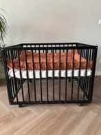 Zwarte box op wielen met matras en boxkleed, Ophalen, Zo goed als nieuw, Boxkleed