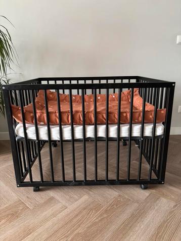 Zwarte box op wielen met matras en boxkleed beschikbaar voor biedingen