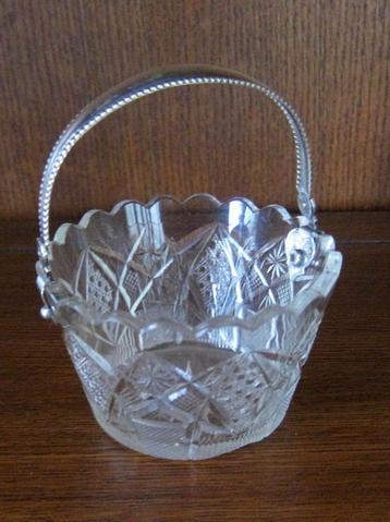 Kristal geslepen schaaltje met zilveren hengsel beschikbaar voor biedingen