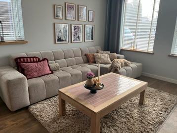 Salontafel roze tegels en hout beschikbaar voor biedingen