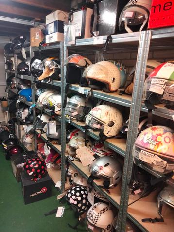 Nieuwe bromfiets helm.  Gemiddeld prijs 40 euro  beschikbaar voor biedingen