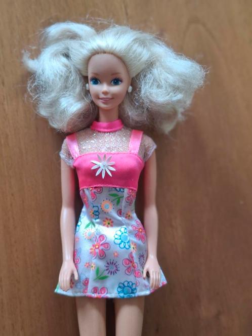 Barbie Fun to dress (1992), Verzamelen, Poppen, Gebruikt, Kleertjes, Ophalen of Verzenden