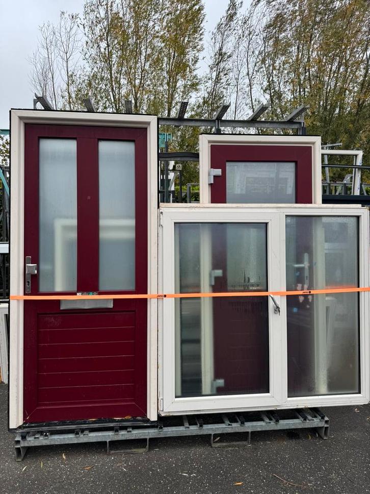 Bok met 6 kunststof kozijnen, Doe-het-zelf en Verbouw, Kozijnen en Schuifpuien, Gebruikt, Raamkozijn, Kunststof, 75 tot 150 cm