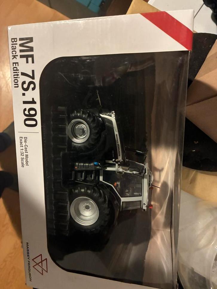 Te koop MF 7S.190 Black Edition, Hobby en Vrije tijd, Modelbouw | Auto's en Voertuigen, Nieuw, Overige typen, 1:32 tot 1:50, Overige merken