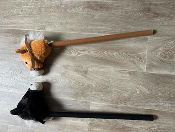 2 Stokpaardjes bruin en zwart geluid beschikbaar voor biedingen