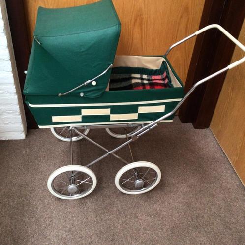 vintage poppenwagen met beddengoed, Kinderen en Baby's, Speelgoed | Poppen, Gebruikt, Overige typen, Ophalen