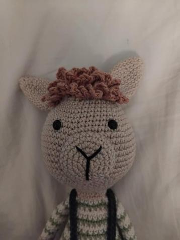 Deze grappige zelf gehaakte alpaca is te koop beschikbaar voor biedingen
