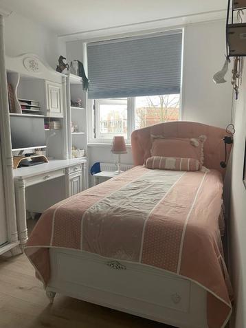 Tiener slaapkamer bed en kledingkast beschikbaar voor biedingen
