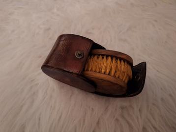 Vintage leren etui met schoenborsteltjes beschikbaar voor biedingen