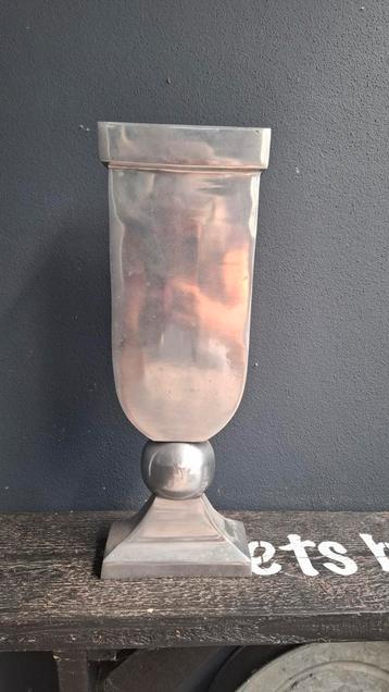 Zilverkleurige metalen vaas (41x15x7cm) beschikbaar voor biedingen
