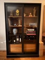 Woood James Vitrinekast Zwart/Walnoot, Huis en Inrichting, Kasten | Vitrinekasten, Gebruikt, 100 tot 150 cm, Ophalen of Verzenden