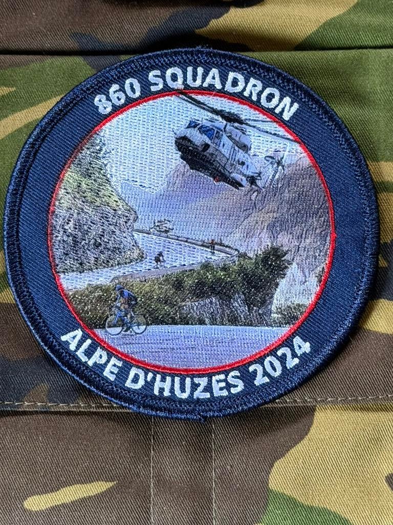 860 SQN ALPE D’HUZES 2024, Ophalen of Verzenden, Nieuw, Patch, Badge of Embleem