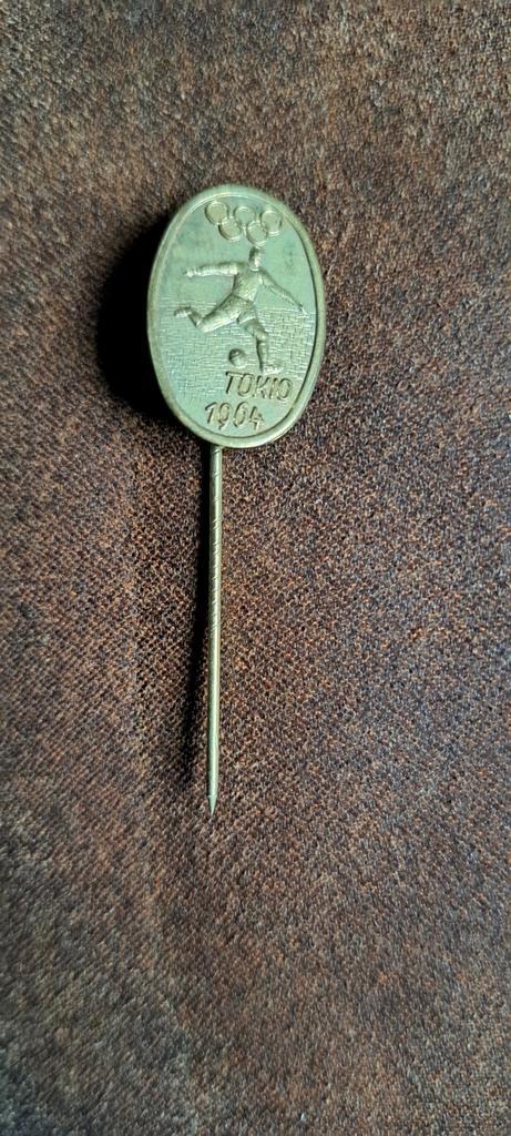Vintage Tokyo 1964 Olympische Spelen voetbal Speldje, Verzamelen, Speldjes, Pins en Buttons, Gebruikt, Speldje of Pin, Sport, Ophalen of Verzenden