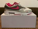 Nike Air Max 1 NBY Croc Grey Fireberry 46, Kleding | Heren, Schoenen, Ophalen, Nieuw, Overige kleuren