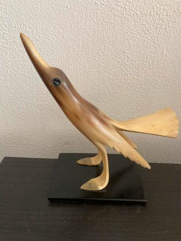 Hoornen Vogel Sculptuur op Houten Voet beschikbaar voor biedingen