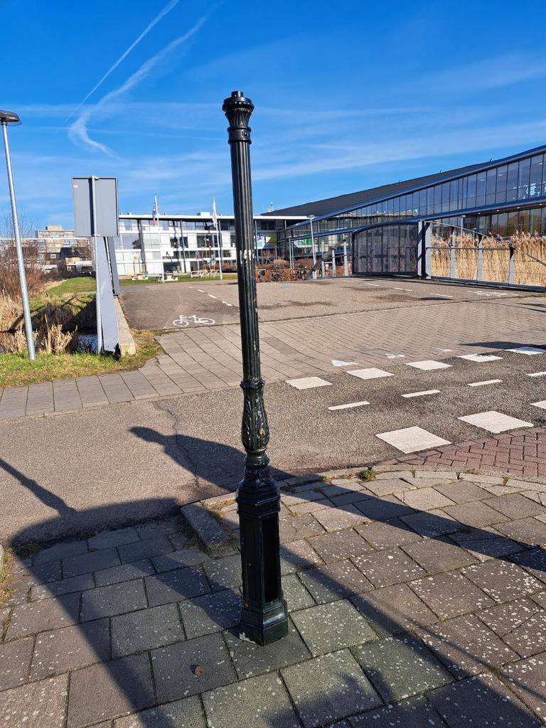 Oude lantaarnpaal met verfschade, Tuin en Terras, Ophalen of Verzenden, Gebruikt, IJzer, Overige typen