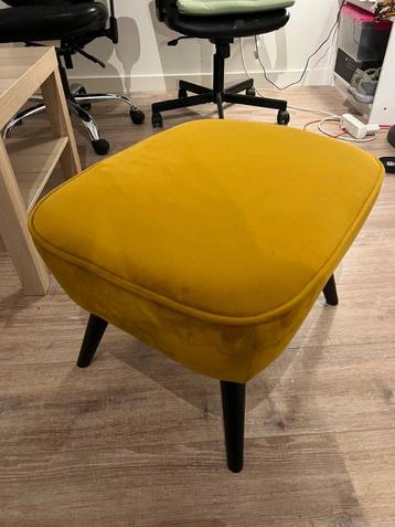 Sara hocker op poten velvet oker beschikbaar voor biedingen