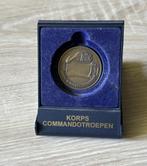 Korps commando troepen coin in doos, Ophalen of Verzenden, Landmacht, Nederland, Embleem of Badge