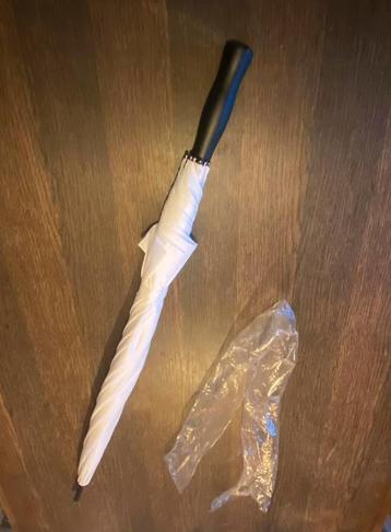 NIEUWE WITTE  GOLF PARAPLU MET HOES beschikbaar voor biedingen