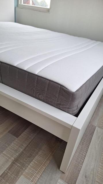 Tweepersoonsbed beschikbaar voor biedingen