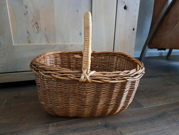 Vintage rieten draagmand franse plukmand met hengsel, Huis en Inrichting, Woonaccessoires | Schalen en Manden, Gebruikt, Mand