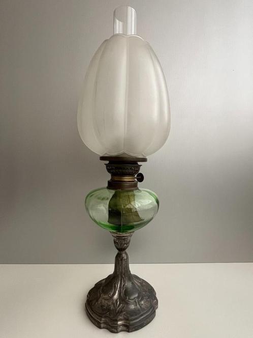 Franse petroleumlamp circa 1900 groen / frosted glas, Antiek en Kunst, Antiek | Lampen, Ophalen of Verzenden