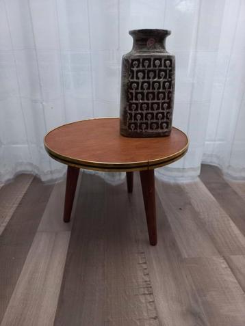 Mid Century tafeltje. Bijzettafel. Retro. Plant. Vintage beschikbaar voor biedingen
