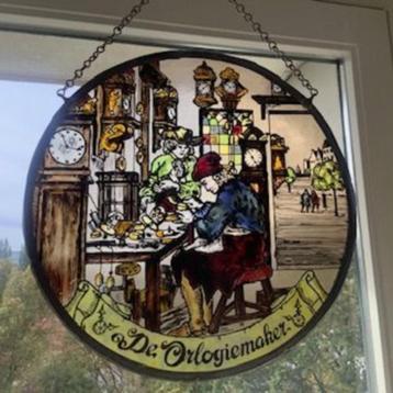De Horlogemaker vintage glas-in-lood raamhanger beschikbaar voor biedingen