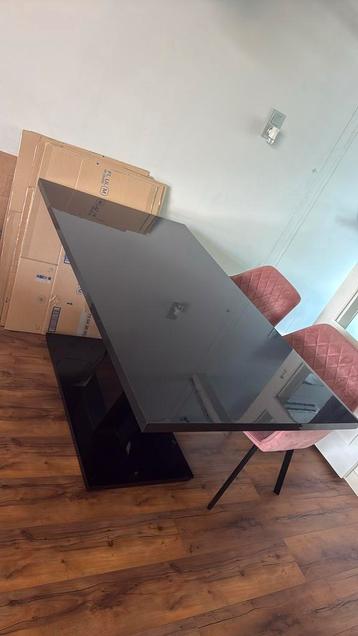 Eettafel hoogglans zwart beschikbaar voor biedingen