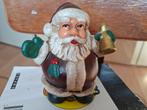 beeldje van een kerstman met bel breed 11,5 cm., Diversen, Kerst, Ophalen of Verzenden