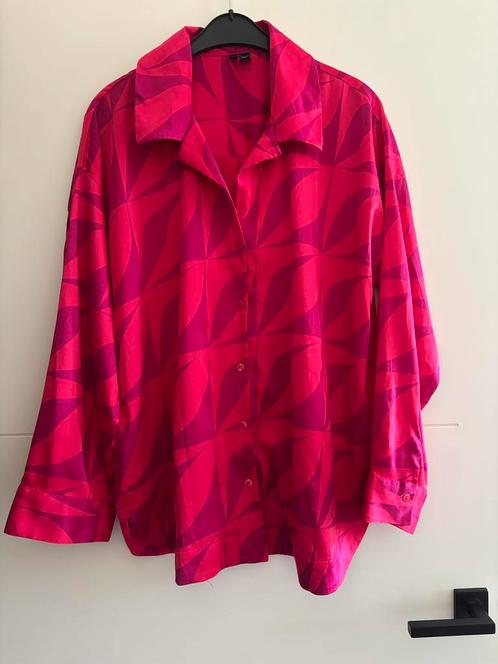 Vero Moda satijnen blouse magenta roze met all-over print, Kleding | Dames, Blouses en Tunieken, Nieuw, Maat 42/44 (L), Roze, Ophalen of Verzenden