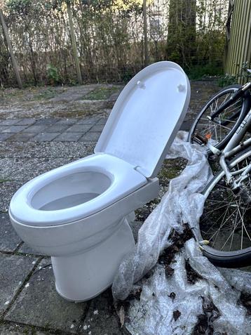 Toilet Seat with water storage - as good as new - fresh  beschikbaar voor biedingen