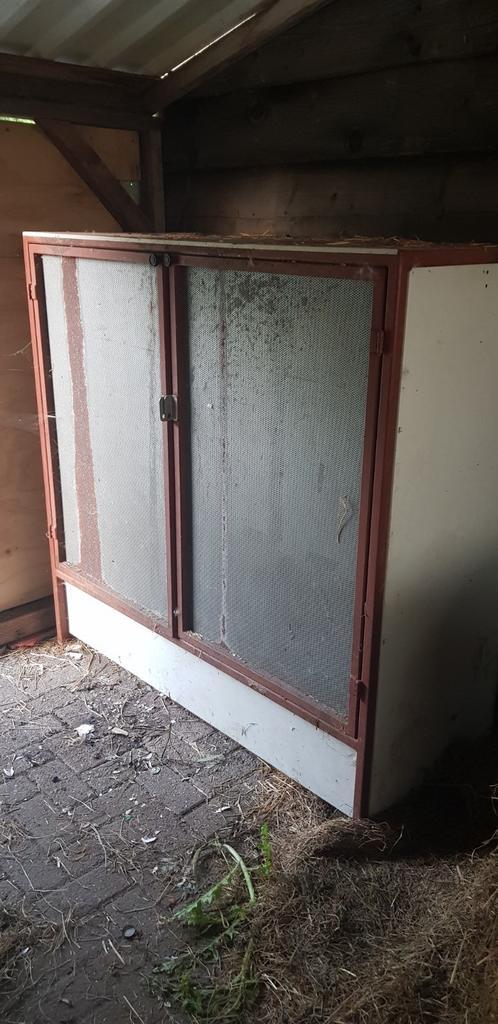 Stalen voerkast - zadelkast te koop, Dieren en Toebehoren, Paarden en Pony's | Overige Paardenspullen, Gebruikt, Overige soorten