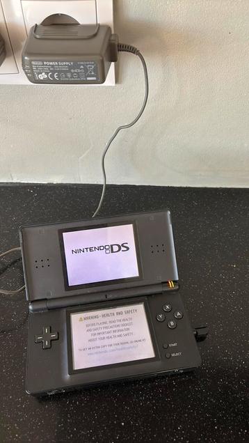Nintendo DS Lite met 3 spel kaarten beschikbaar voor biedingen