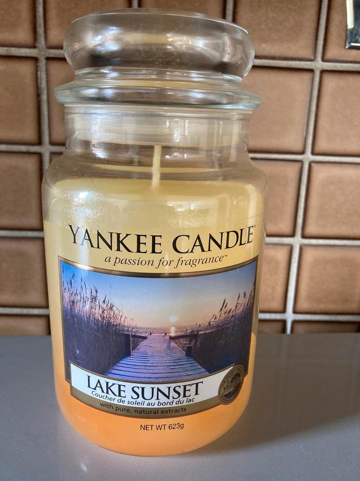Yankee  candle nieuw lake sunset large 623 gram, Huis en Inrichting, Woonaccessoires | Kandelaars en Kaarsen, Nieuw, Minder dan 25 cm