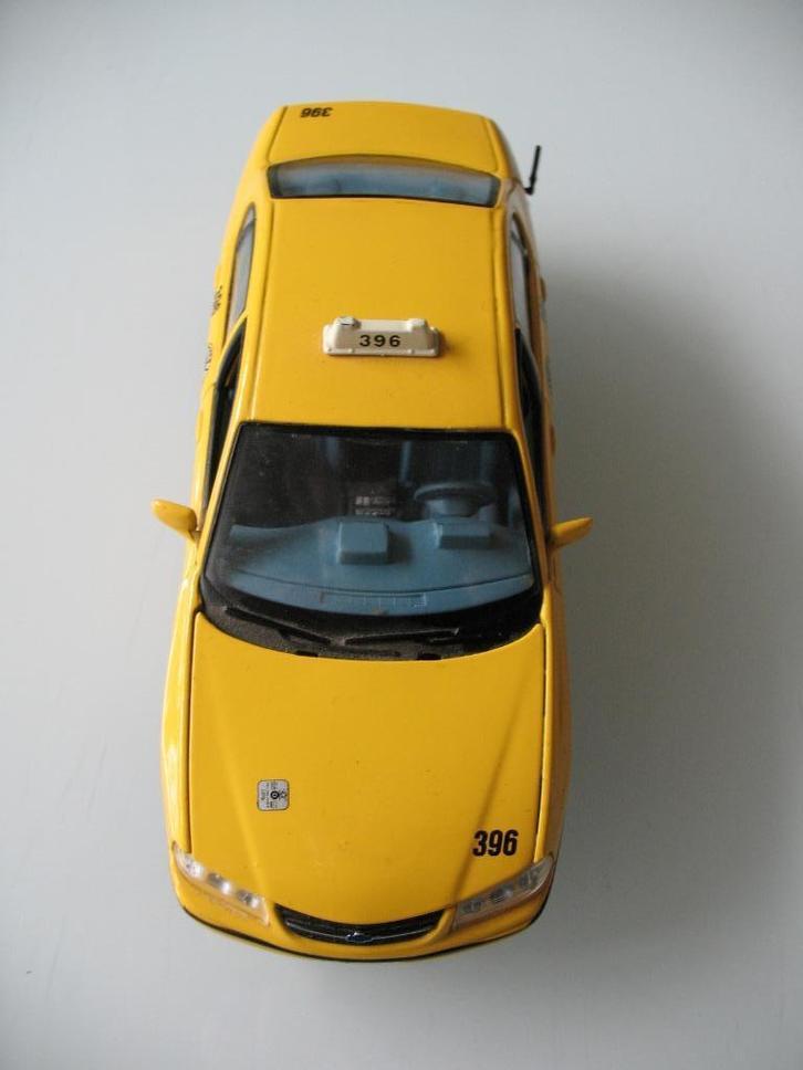 Maisto 2000 Chevrolet Impala Yellow Cab 396 American Taxi, Hobby en Vrije tijd, Modelauto's | Overige schalen, Zo goed als nieuw
