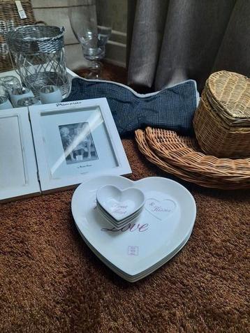 Riviera maison: fotolijst, rattan mand, borden, waxinelicht beschikbaar voor biedingen