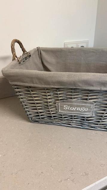 Rieten Mand met Grijze Bekleding beschikbaar voor biedingen
