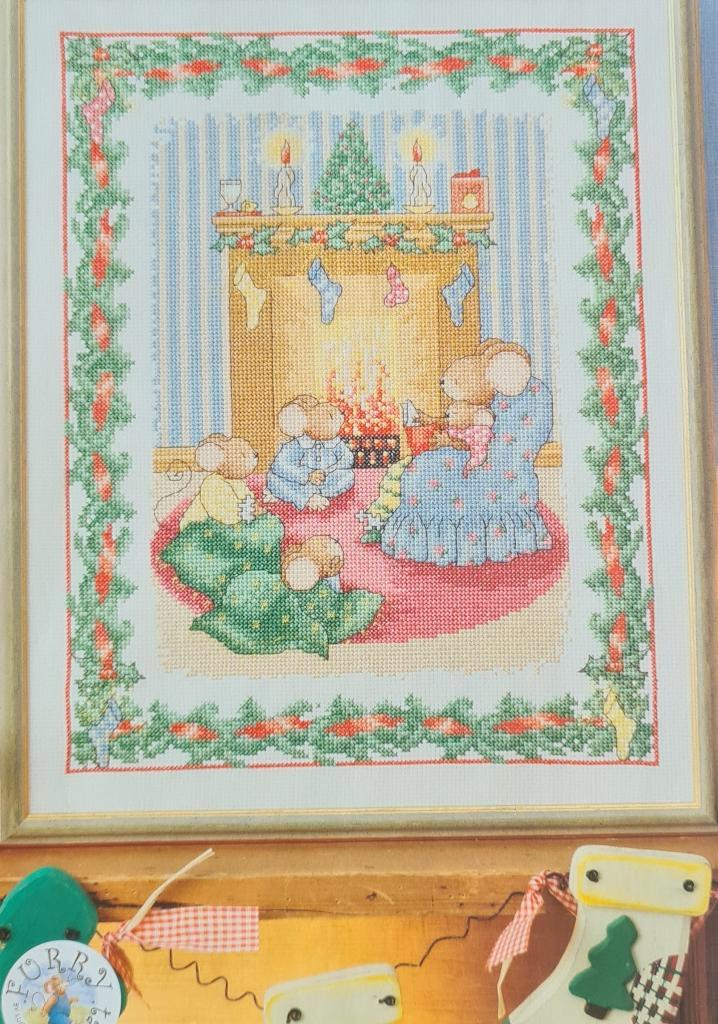 Furry Tales Kerst borduurpatroon met muizen, Hobby en Vrije tijd, Borduren en Borduurmachines, Nieuw, Patroon, Handborduren, Ophalen