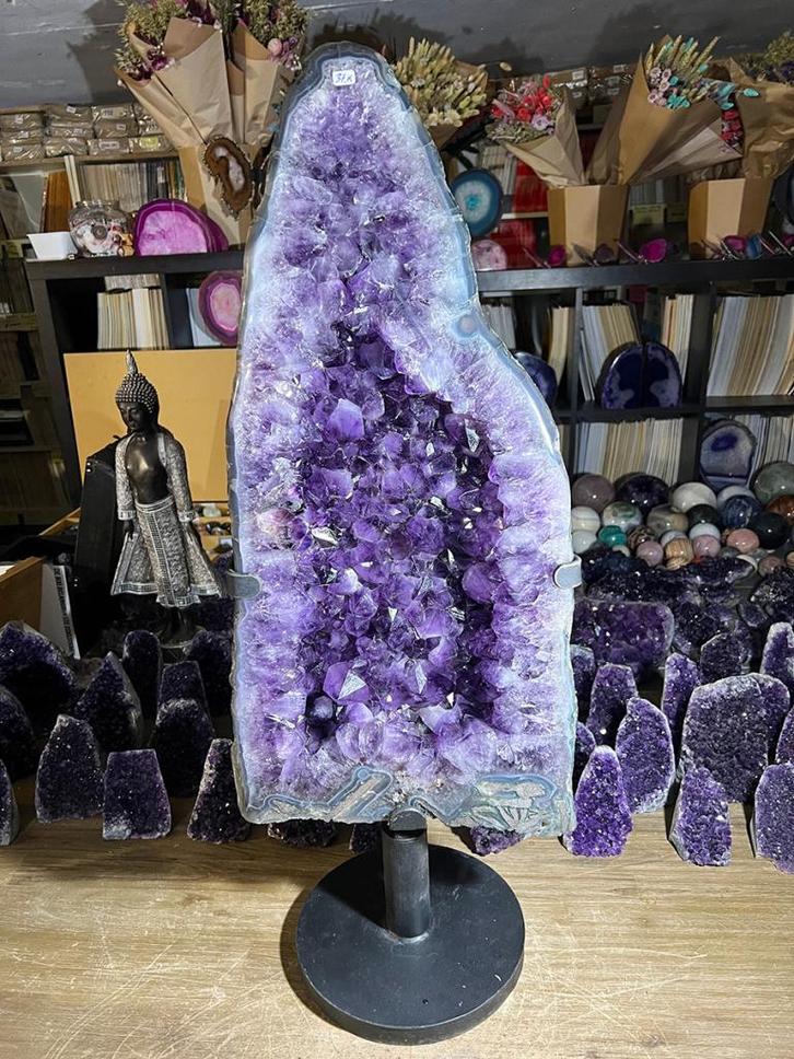 Amethist geode (30) van 37 kg, mooi hol en lila paars., Verzamelen, Mineralen en Fossielen, Mineraal, Ophalen of Verzenden